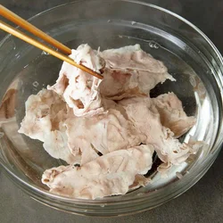 パサつかないように塩水へ！下味も入ってうまみがアップ。脂が固まるので冷水はダメ。塩水は常温がベスト！