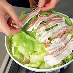 レタスはふんわり重ね、豚肉どうしはくっつかないように並べると、取り分けやすい。