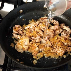 具材に火が通ったら、あとは豚しゃぶ肉がかたくならないように、さっと煮るだけで完成！