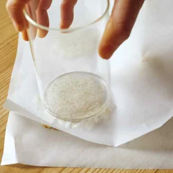 2枚のオーブン用ペーパーではさんで、コップの底などでなるべく薄くのばす。
