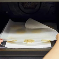 加熱時に水分が出るので、オーブン用ペーパーの下にペーパータオルを敷いておく。