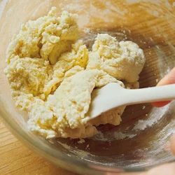 粉っぽさがなくなるまでしっかり混ぜる。