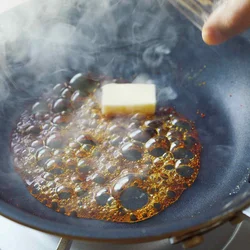 カラメルは焦げやすいので、砂糖水を火にかける前にバターを用意しておき、濃い茶色になったらすぐに加える。