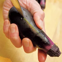 なすに切り目を入れると煮汁をしっかり吸う