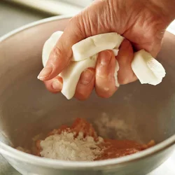 はんぺんは、ひき肉だね全体に混ざるよう、何度かしっかり握りつぶしてから加えて。