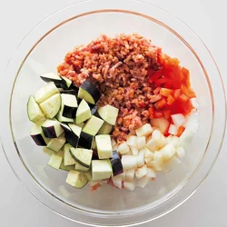 ひき肉にはみそだれをからめる