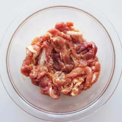 豚肉にたれをもみ込む