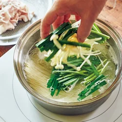 そうめんを具材と同じ鍋でゆでて