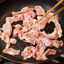 片栗粉をまぶすと味がよくからむ