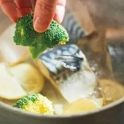 ブロッコリーは時間差で投入。野菜も一緒にとれちゃいます。