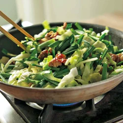 野菜は歯ごたえを残す程度に炒めて。