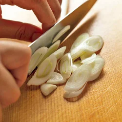 ねぎは断面が広いほうが硫化アリル類が多くできる。小口切りよりも斜め切りがおすすめ。