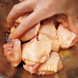 もみ込むことで味がしみ、肉もやわらかく