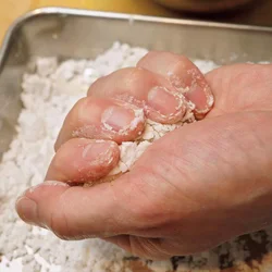 片栗粉を湿らせると、ころもがガリッとする