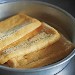 使用する油揚げは、「3枚100円」くらいの手ごろなものがオススメ。サクサクに焼き上がります。