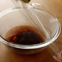 加熱したあずきはラップをかけて蒸らす。余熱でゆっくり熱が通るので、しわができにくくふっくらと仕上がる。