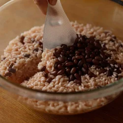 もち米とあずき、調味料を合わせてレンジ加熱する。途中でいったん取り出して全体を混ぜ、加熱むらを防ぐ。