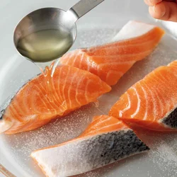 魚の酒蒸しならぬ、「みりん蒸し」。うまみとコクが加わり、照りつやのある、ふっくらした仕上がりになります。