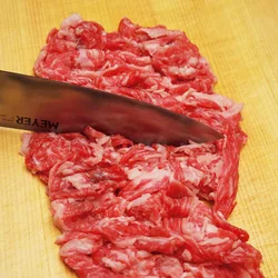 肉は包丁の背でたたいてやわらかな食感に