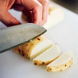 長いもは炒めている間にくずれないよう、少し厚めの8mm厚さに。皮つきのまま切ることで、さらにくずれづらく。
