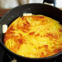 フライパンを揺すって底にバターを回し入れ、こうばしく焼き上げる。