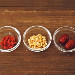 左から、くこの実、松の実、なつめ。どれも体を温める効果があり、中華食材としてスーパーでも売っている。