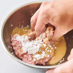 肉料理の味つけにも、ごまドレッシングが大活躍！ ひき肉にごまドレッシングを加え、あとは片栗粉を混ぜるだけで、つくねのたねに。こんがり焼き色をつけてから蒸し焼きにすると、やわらかなたねがふっくらと仕上がります。