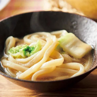 【シメはうどんで！】
冷凍うどんを袋の表示どおりに電子レンジで加熱し、残った鍋つゆに入れて軽く煮るだけ。コシのある麺が、濃厚なスープとよく合います。
