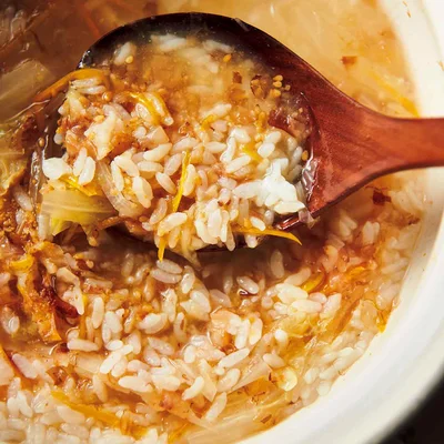 【シメは雑炊で！】
残った鍋つゆに温かいご飯を加えてほぐし、さっと煮て削りがつおをふります。豚肉と野菜から出るだしを存分に堪能して。