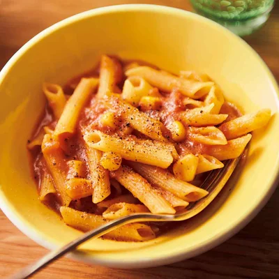 【シメはパスタで!】
残った鍋つゆを煮立てたところに早ゆでペンネ(ゆで時間3分)を加え、ふたをして弱めの中火で約3分煮ます。好みで粗びき黒こしょうをふってもGood。