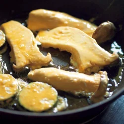 多めの油で揚げ焼きにするのが、おいしさの秘訣です。