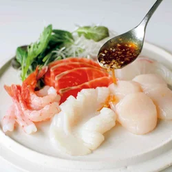 あつあつの香味オイルを刺し身にかける。しっかり熱しないと、油っぽさが際立ってしまうので気をつけて。
