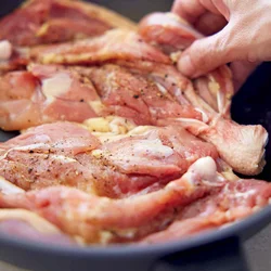 冷たいフライパンに入れて焼けば、“皮パリ”に