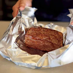 焼いたあとホイルで包み、余熱で蒸しつつ肉汁を閉じ込めます
