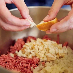 ふっくら肉だねの秘訣は食パン