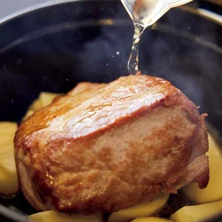 豚肉をじゃがいもにのせて蒸し煮に
