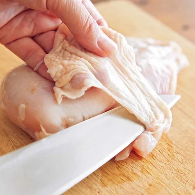 【ダイエットポイント】
とりむね肉は皮をはずせばカロリーダウン。
200gのとり肉の場合、皮つきは266kcal、皮なしは210kcalに。

※たんぱく質は19.8g