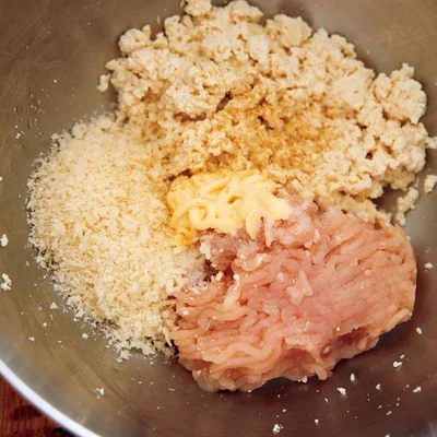 【ダイエットポイント】
豆腐を加えることで、いつもの半分の量のひき肉でも食べごたえ満点に。
※たんぱく質は21.2g