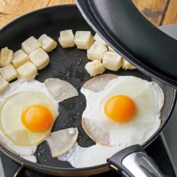 もちの片面をカリッと焼いてからハムと卵を加えると◎。同じタイミングで火が通り、効率的。