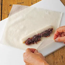 もちは加熱するとふくらむので、揚げ焼き中に皮が破裂しないよう、きつく巻き過ぎないで！