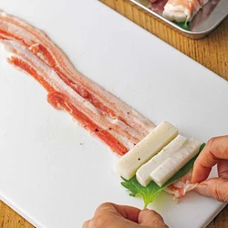 豚肉できつめに巻く＆巻き終わりを下にして焼くことで、形がくずれずにキレイに仕上がる。