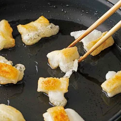 全量を一気に揚げると、ふくらんだもちどうしがくっつくので注意。1切れずつ間隔をあけて入れ、半量ずつ揚げて。