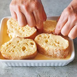 クリームにひたしたバゲットをレンチンする