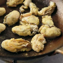 かきは粉をまぶして焼き、縮みを防いでふっくら感をキープ。表面がカリッとしてうすく色づくまで焼き、取り出す。