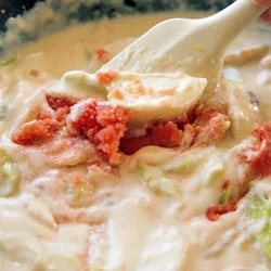 明太子はプチプチとした食感が楽しめるよう、大きめにほぐすと、彩りにもなって一石二鳥。