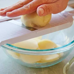じゃがいもは、できるだけ薄く切り、水にさらさず、でんぷん質を生かします。クリームと合わせて加熱するだけで、粉なしでもとろりとした食感に。