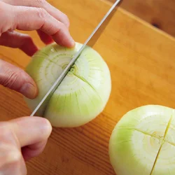 玉ねぎは切り込みを入れてレンチン。これで煮込み10分でもとろとろに！
