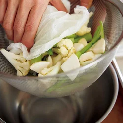 野菜に塩をふる
