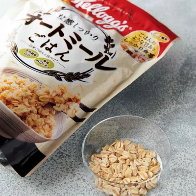※ここでは「オートミールごはん」を使用。
食感がよく、特に粒がしっかり感じられ、しかももちもちしているのでご飯のように食べられます。「これなら毎日手軽に続けられる」とぐっち夫婦もおすすめ。
／粒感しっかり オートミールごはん　日本ケロッグ合同会社