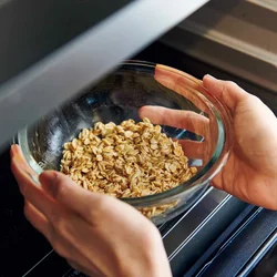 レンジで加熱して洋風スープ味をしみこませる。口径約15cmの耐熱ボウルを使うと便利。